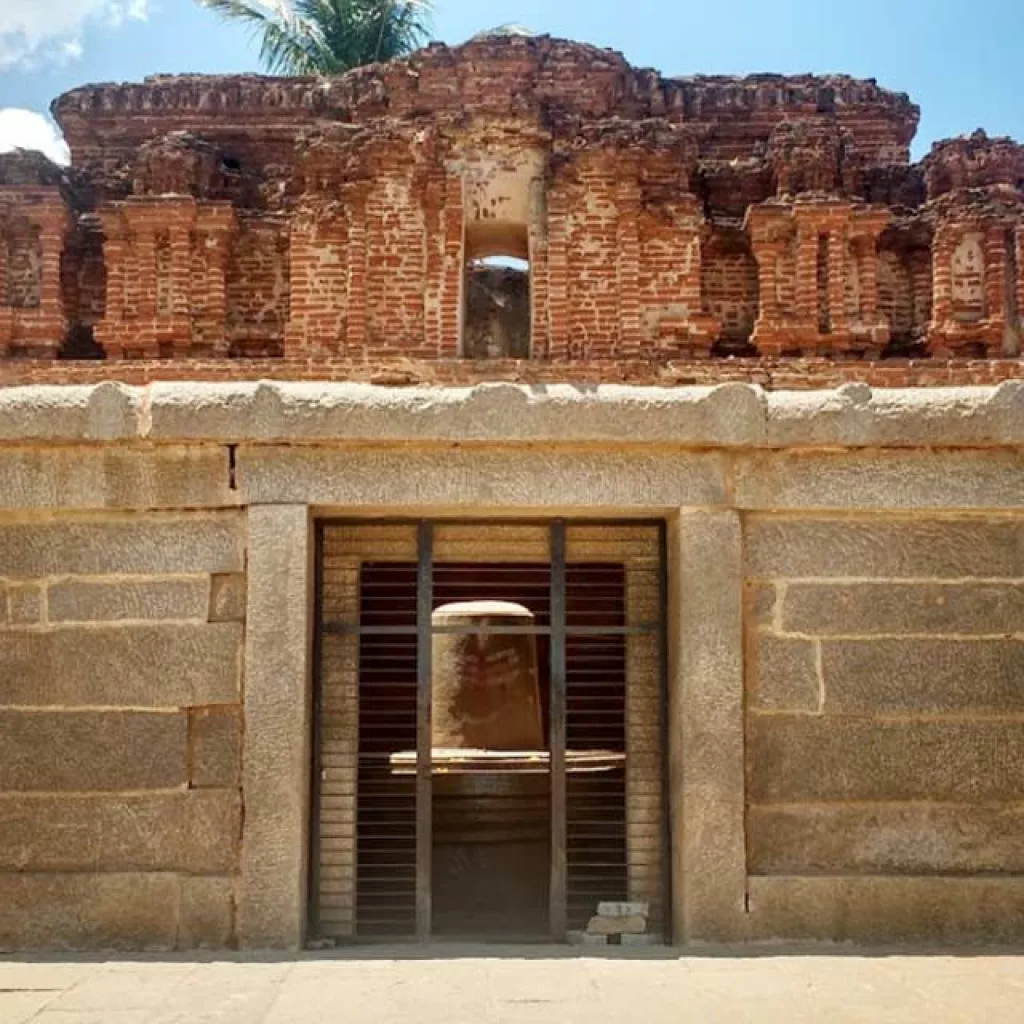 Badavilinga Temple - Hampi