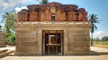 Badavilinga Temple - Hampi